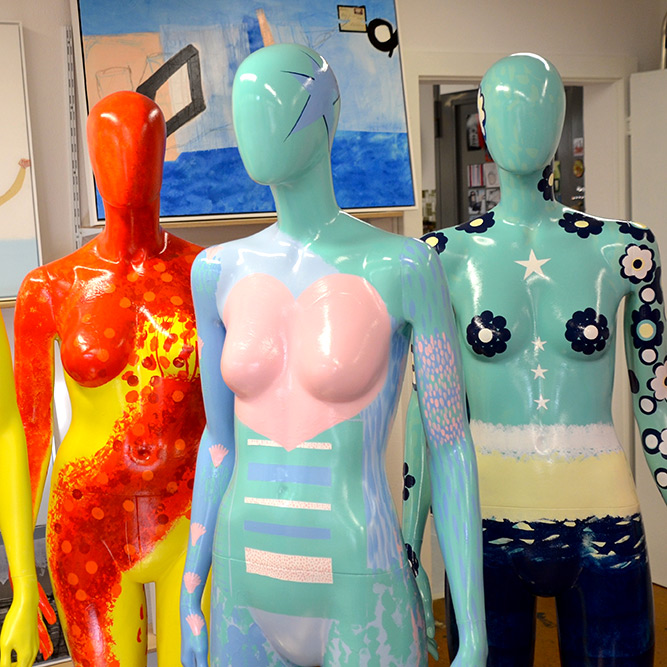 Weibliche Skulpturen mit Acryllack bearbeitet